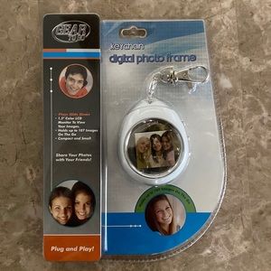 New Gear To Go Digital Photo Frame Keychain